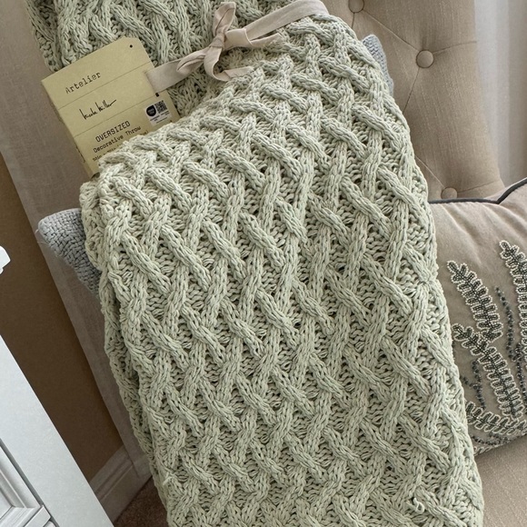 Nicole Miller Artelier Pale Green Oversized Knit Throw Blanket 50”x70” - Picture 1 of 8